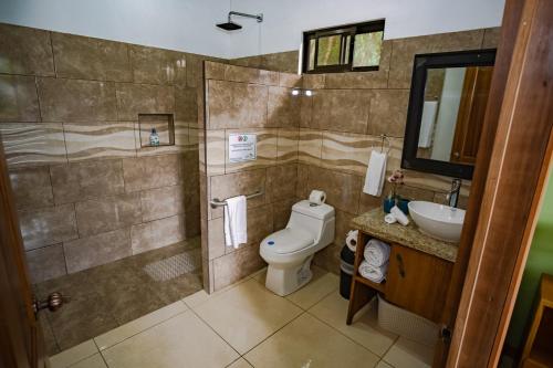 La salle de bains est pourvue de toilettes et d'un lavabo. dans l'établissement Casa Clusia, à Monteverde Costa Rica