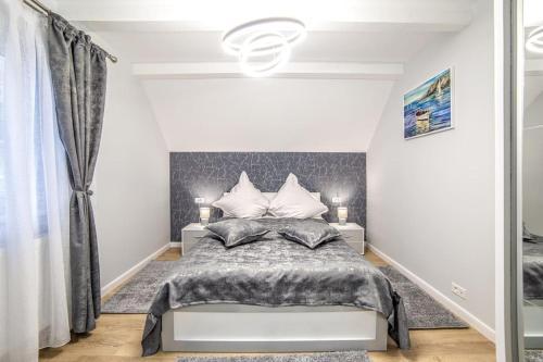 1 dormitorio con 1 cama y 2 mesitas de noche en Nannie Apartaments Skenges en Rădăuţi