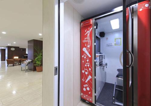 una señal roja y blanca en una puerta de una habitación en Koriyama - Hotel / Vacation STAY 45306 en Koriyama