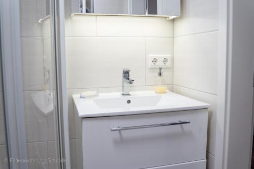 bagno bianco con lavandino e doccia di Ferienwohnung Schröder a Barntrup
