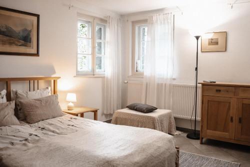 sypialnia z łóżkiem, stołem i oknem w obiekcie Willa Tyrolczyk w mieście Karpacz