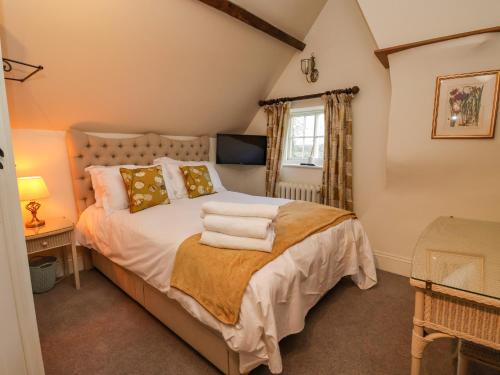 ein Schlafzimmer mit einem Bett mit Handtüchern darauf in der Unterkunft Manor House in York