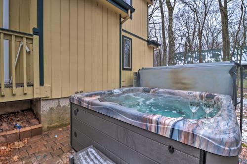 Φωτογραφία από το άλμπουμ του Hot Tub and Game Room Peaceful Poconos Home! σε Lake Harmony
