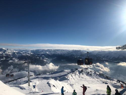 a group of people on a ski lift on a snow covered mountain at Ferienwohnung Platzhirsch Panorama View Balkon, Gartensauna, Garten, Grillplatz in Stumm