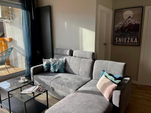 uma sala de estar com um sofá e uma mesa em Apartament górski 595 em Szklarska Poręba
