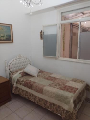 1 dormitorio con cama y ventana en La casa de Lukita en Buenos Aires