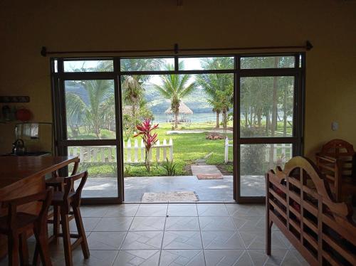 eine offene Tür zu einer Terrasse mit Blick auf einen Hof in der Unterkunft Casa de Campo "Villa Maria" in Sauce