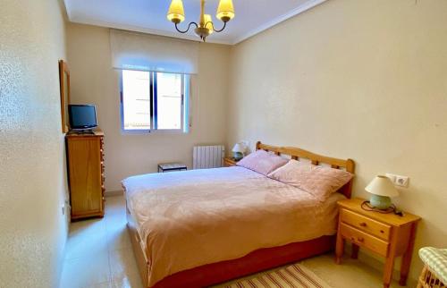 Un dormitorio con una cama grande y una ventana en Apartamento Mimosa en Torrevieja