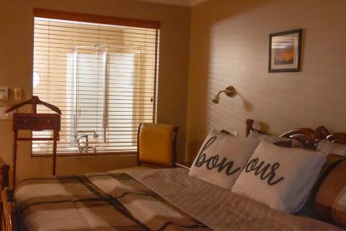 Un dormitorio con una cama y una ventana con un cartel. en Charming studio with kitchen St-Sauveur, en Piedmont