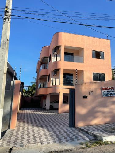 um edifício com um sinal em frente em Sol de Pirangi em Parnamirim