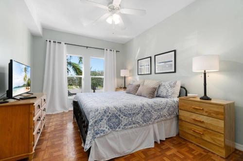 sypialnia z łóżkiem i wentylatorem sufitowym w obiekcie Collier Condo #202 w mieście Marco Island