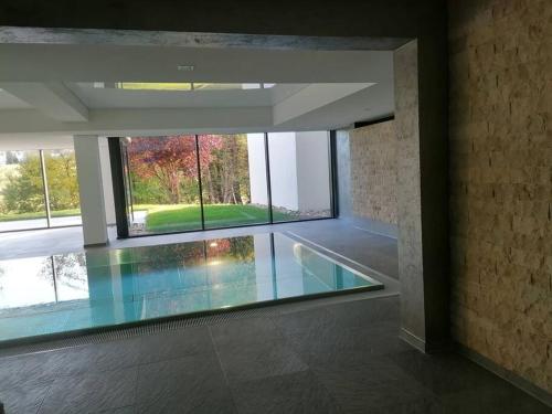 basen w budynku z dużym oknem w obiekcie Apartment Peter - Familienurlaub mit Indoorpool w mieście Schluchsee