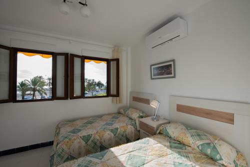 2 camas en una habitación con 2 ventanas en Holiday Beach Varadero, en Santa Pola