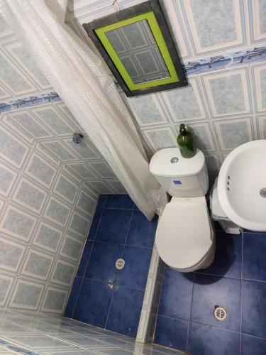 ein Bad mit einem WC und einem Waschbecken in der Unterkunft La Cachaca in Bogotá