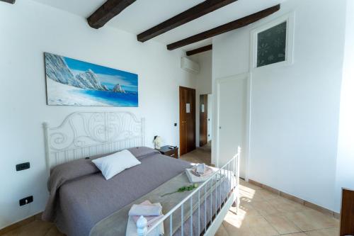 una camera con un letto di il Gelso Nero ad Ancona