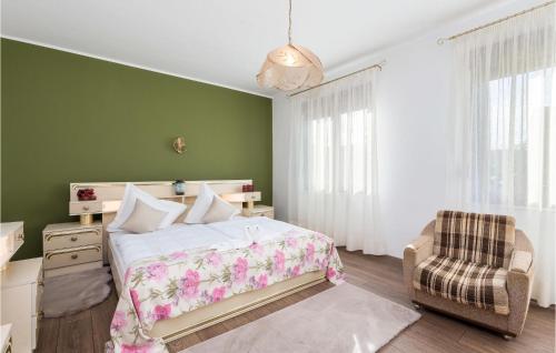 1 dormitorio verde con 1 cama y 1 silla en Gorgeous Apartment In Drazice With Kitchen, en Dražice