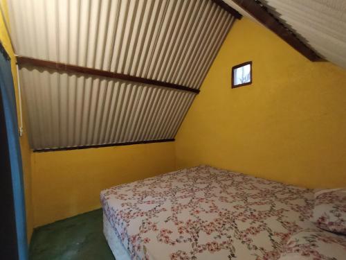 a small bedroom with a bed in a room at Cabana King BioReserva Park in Tianguá