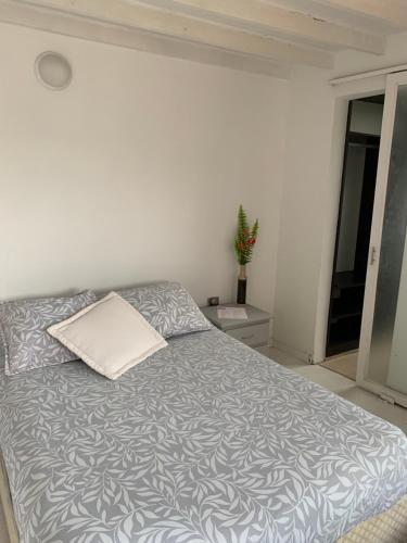 1 dormitorio con cama con almohada en Muse Manizales, en Manizales
