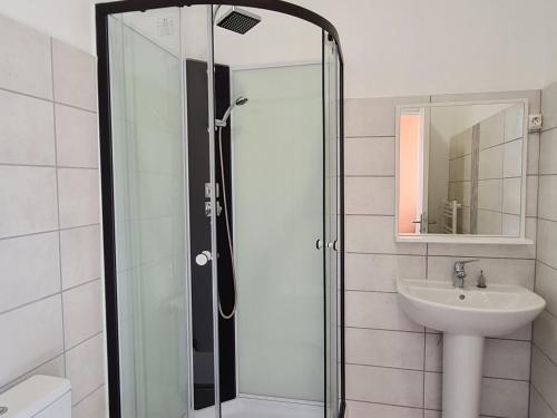 Koupelna v ubytování Gîte lumineux 2-4 pers. avec terrasse et restaurant sur place - FR-1-585-92