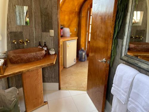 y baño con lavabo de madera y espejo. en DOMO Y SPA INFINITO, en Catillo