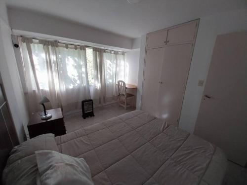 a bedroom with a large bed and a window at Monoambiente en plena Ciudad de Mendoza in Mendoza