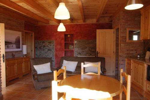 萊昂的住宿－La Senra，客厅配有桌椅和沙发