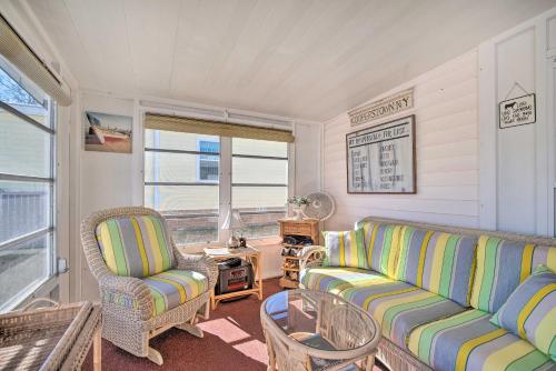 Ruang duduk di Lady Lake House with Lanai and Community Pool!