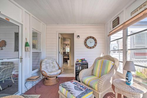 Ruang duduk di Lady Lake House with Lanai and Community Pool!