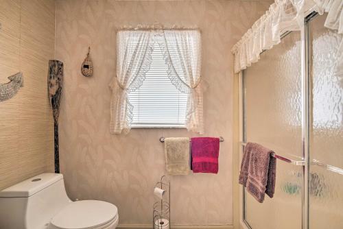 Bilik mandi di Lady Lake House with Lanai and Community Pool!