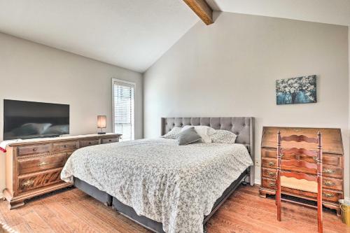1 dormitorio con 1 cama, vestidor y TV en Vacation Rental Home Near College Station, en Bryan