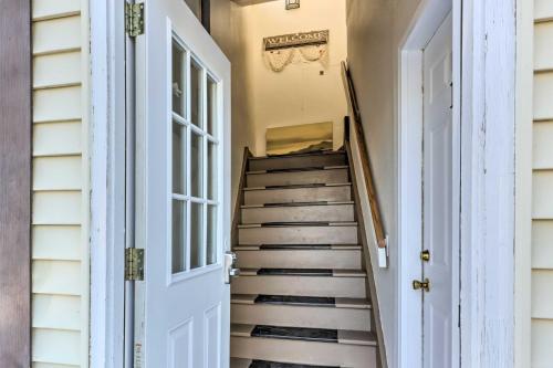 Gambar di galeri bagi Cozy Delafield Apartment - Walk to Lake! di Delafield