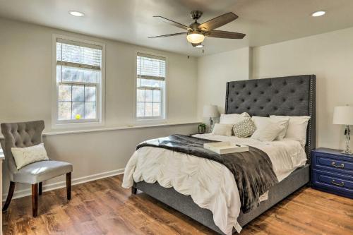 een slaapkamer met een bed, een plafondventilator en een stoel bij Atlanta Area Retreat Near Lake Pet Friendly! in Peachtree City