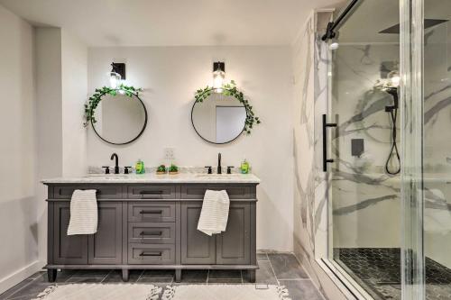 een badkamer met een wastafel en 2 spiegels bij Atlanta Area Retreat Near Lake Pet Friendly! in Peachtree City
