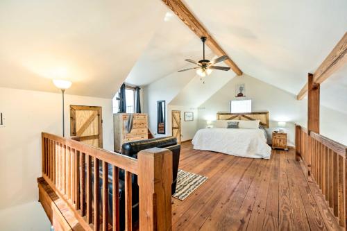 une chambre avec un lit et un parquet dans l'établissement Pet-Friendly Fredericksburg Cabin with Hot Tub!, à Luckenbach