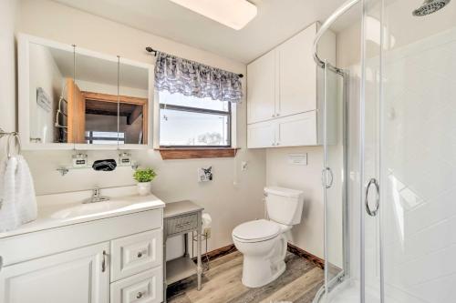 une salle de bain avec toilettes et douche dans l'établissement Pet-Friendly Fredericksburg Cabin with Hot Tub!, à Luckenbach