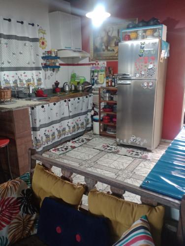 uma cozinha com um frigorífico de aço inoxidável em Casa da Joci em Bonito