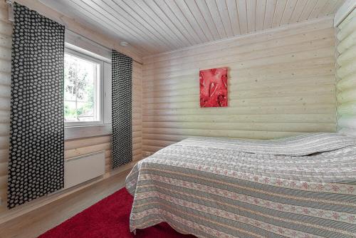1 dormitorio con 1 cama y una pintura roja en la pared en Villa Taavinlinna, 