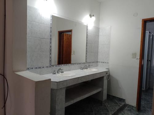 baño con 2 lavabos y espejo grande en Alojamientos Litoral - Casa Palma en Gualeguaychú