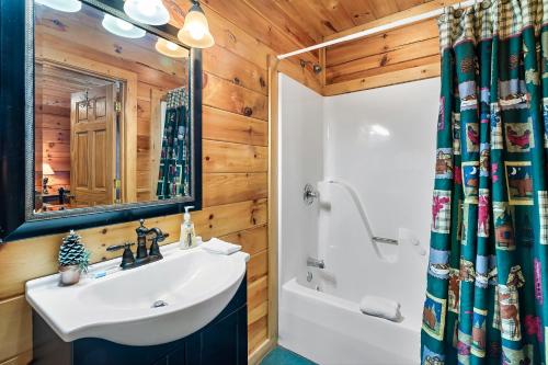 Vannas istaba naktsmītnē Cubby Bear Smoky Mountain Cabin - Summer Rates!!