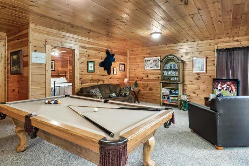 Cubby Bear Smoky Mountain Cabin - Summer Specials! photo 16