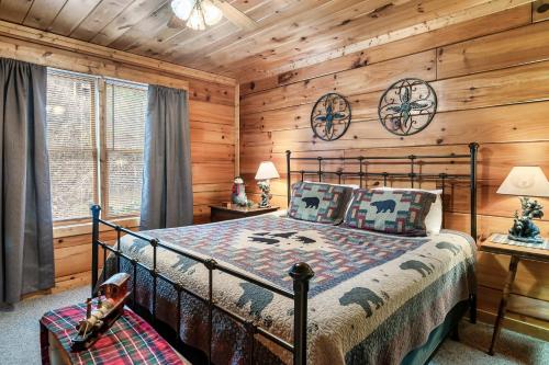 Postelja oz. postelje v sobi nastanitve Cubby Bear Smoky Mountain Cabin - Summer Rates!!