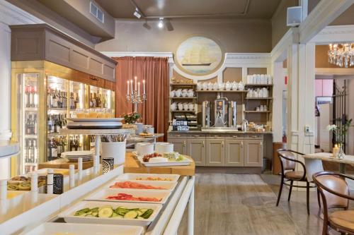a restaurant with a buffet with food on display at Best Western Hotel Baltic in Sundsvall