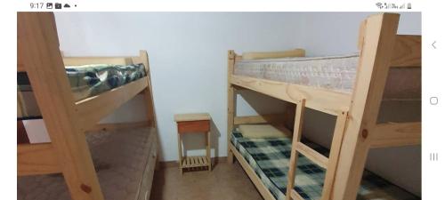2 beliches num pequeno quarto com em cabañas LAS GARZAS 3 em Guazuvirá