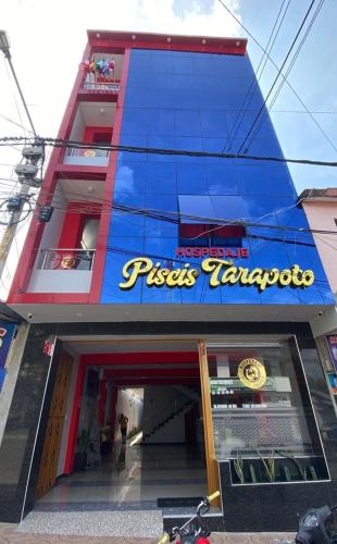 una señal de rotación de pizza al lado de un edificio en HOSPEDAJE PISCIS TARAPOTO en Tarapoto