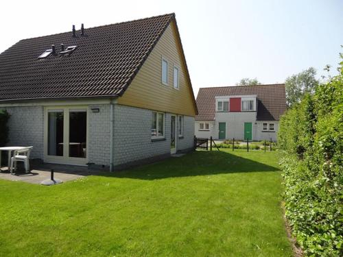 Nice holiday home with garden, on a holiday park 200m from the beach