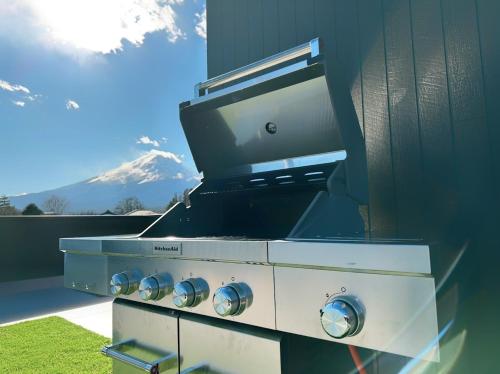 a stove with a tv on top of it at ヴィラ山間堂Panorama Villa BBQ Bonfire Fuji view Annovillas Sankando in Fujikawaguchiko