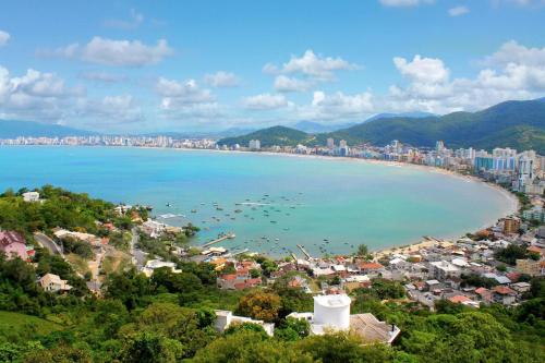 - Vistas a una playa con barcos en el agua en Kitnet Itapema, en Itapema