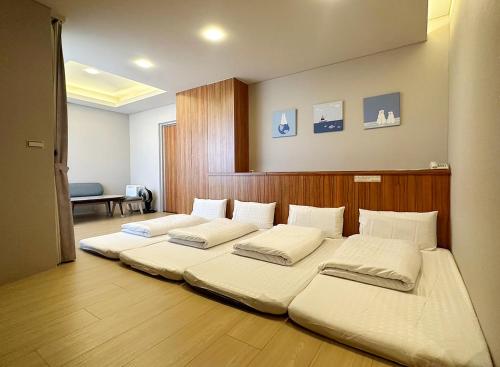 a row of beds in a room at Master Homestay in Wujie