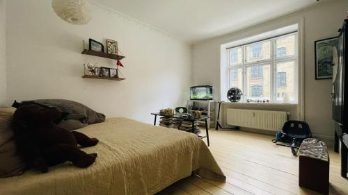 コペンハーゲンにあるApartmentInCopenhagen Apartment 1310のベッドルーム(テディベア付)