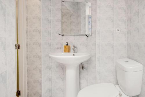 波多的住宿－Ribeira Smart Flat，白色的浴室设有水槽和卫生间。